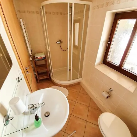 Am Waldrand Mit Schwimmbad Und Sauna Strazne